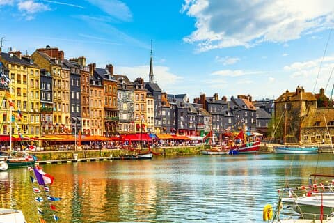 ル・アーヴルの息をのむようなオンフルールとドーヴィル海岸小旅行から