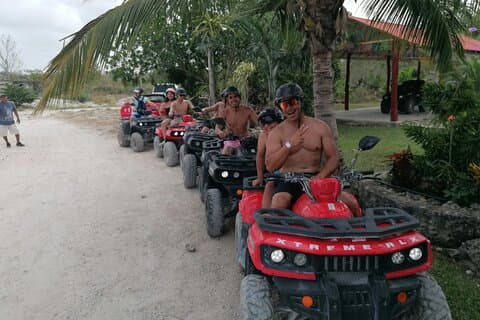 Passeio de quadriciclo off-road com cavernas, cedros e tempo de praia com traslado