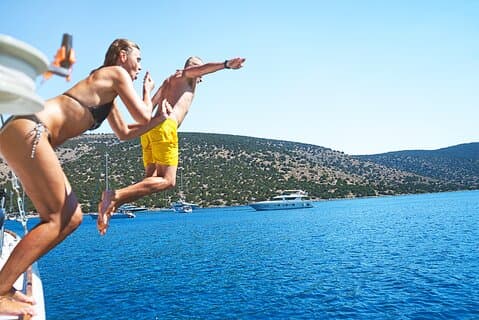 Tour Cruise with DJ and Parage for Swimming