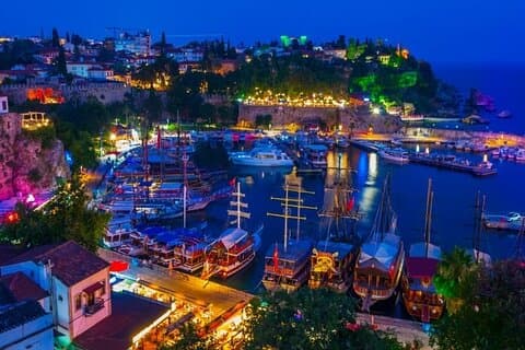 Abendliche Stadtrundfahrt durch Antalya: Entdecken Sie Geschichte und Naturschönheiten