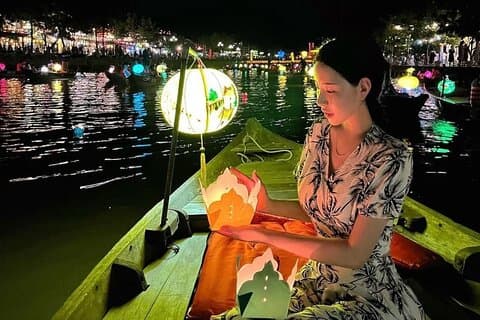 Culturele verkenning van Hoi An: lantaarnboottocht en straatvoedsel