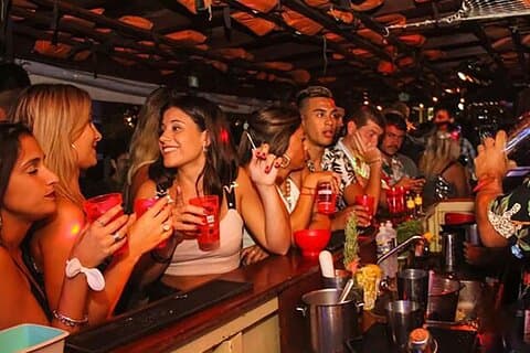 Feiern Sie in einem exklusiven Bootspartyclub in Rio de Janeiro