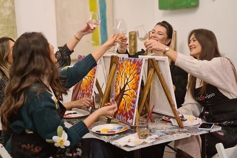 Experiencia de fiesta de pintura y vino con vino ilimitado en Zagreb