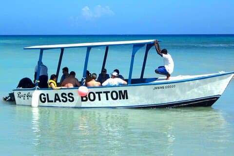 Vattenaktivitet för båt med glasbotten i Montego Bay Jamaica