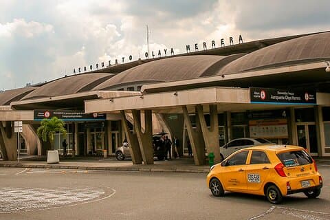 Trasferimento privato dall'aeroporto Olaya Herrera al tuo alloggio