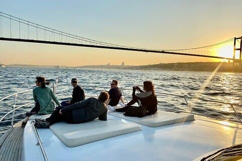スナック付き夕暮れのボスポラス海峡ヨットクルーズ