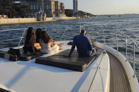 Tour en yate al atardecer con guía y aperitivos