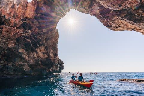 Cala Varques: expedición guiada en kayak a cuevas marinas y snorkel