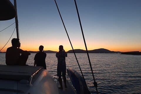 expérience apéritive unique au coucher du soleil sur un catamaran