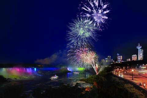 Private Niagarafälle-Nachttour ab Toronto mit Feuerwerk