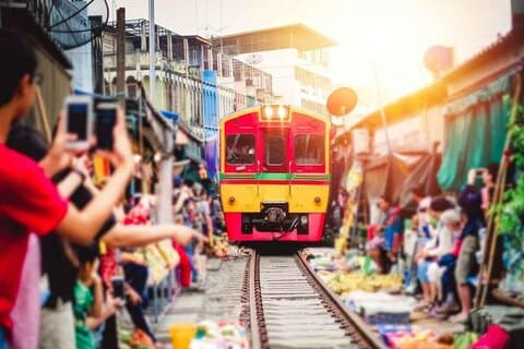 Visite privée du marché ferroviaire et du marché flottant de Maeklong