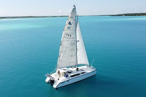 Katamaran äventyr: Segla och simma i Bacalar Lagoon