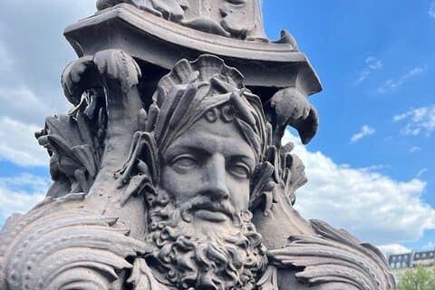 Tour a pie por la historia de París, el mito y los dragones