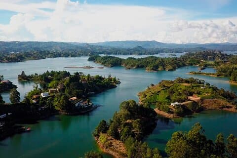 Tour Privado Guatape com Passeio de Helicóptero saindo de Medellín