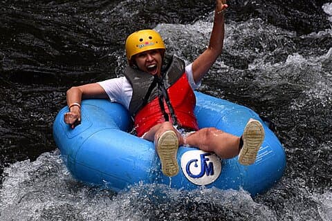 Excursion combinée au volcan Arenal : tyrolienne, tubing et sources chaudes