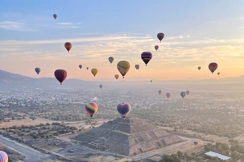Voo de balão de ar quente + café da manhã na caverna + visita às pirâmides saindo da Cidade do México