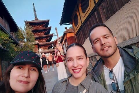 Exploração de Kyoto com um guia governamental credenciado