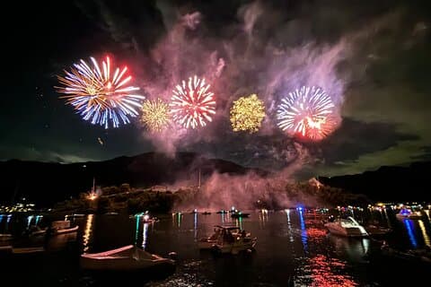 Balade en bateau au coucher du soleil avec feux d'artifice Lac de Côme