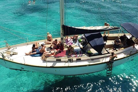 Catania: paseo en barco con aperitivo, prosecco y snorkel