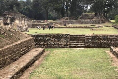 Patrimoine et marché maya d'Iximche.