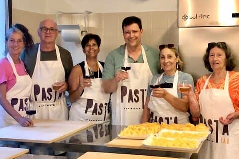 ボローニャの伝統的なパスタショップで新鮮なパスタの作り方を学びましょう