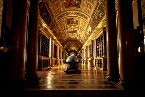 Fontainebleau Palace Tour from Paris with Transfer
