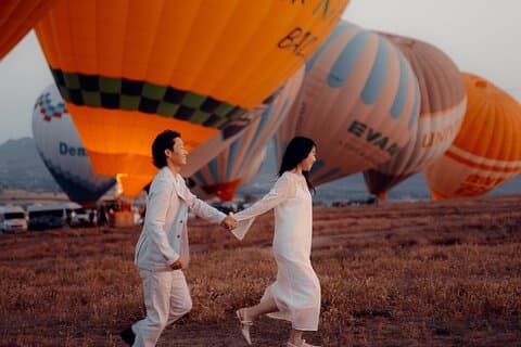 Sesión privada de fotos de amanecer en Valle Famoso con globos aerostáticos