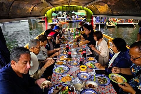 ソチミルコ、コヨアカンなどをツアー