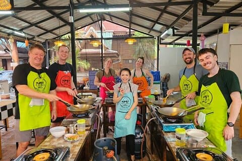 Cours de cuisine du soir d'une demi-journée avec visite du marché à Chiang Mai