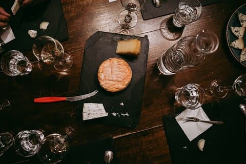 Pariser Amateurkunst der Kombination von Käse und Weinprobe
