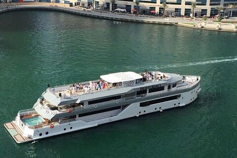 Dîner de 3 heures à bord d'un méga yacht Lotus dans la marina de Dubaï