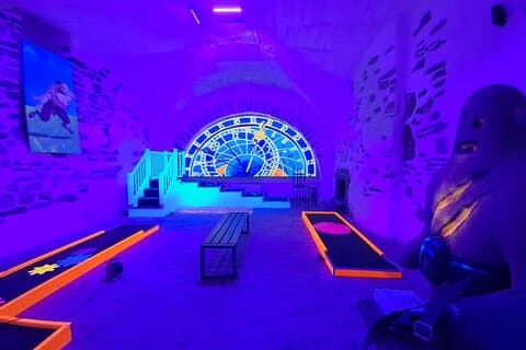 Ingresso para o minigolfe de luz negra de Praga
