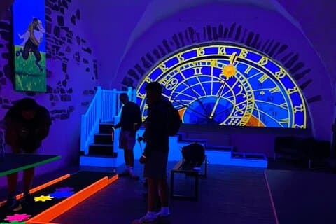 プラハブラックライトミニゴルフと無料ドリンク付きゲーム