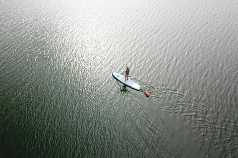 Gita guidata privata in stand up paddle nel lago Guatapé