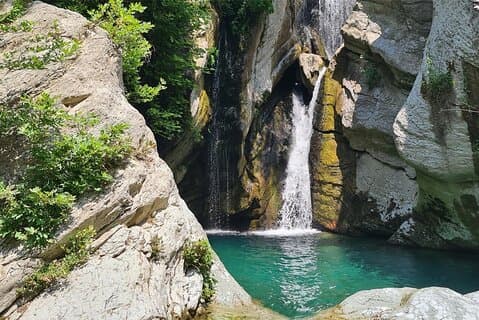 De Berat explorando a cachoeira Bogova e o desfiladeiro Osumi