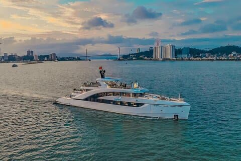 Atemberaubendes & luxuriöses Yachtdinner - Halong City Night View