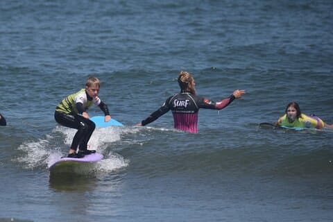 Camp de surf pour vacances pour enfants