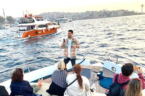 2 Stunden geführte Bosporus Luxus Yacht Kreuzfahrt in kleiner Gruppe