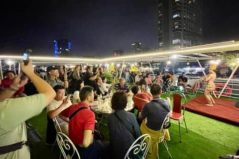 Excursion nocturne en bateau sur la rivière Han à Da Nang avec spectacle le week-end