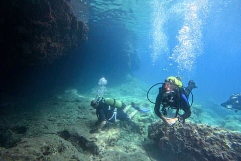 Buceo guiado para buceadores certificados en Atenas
