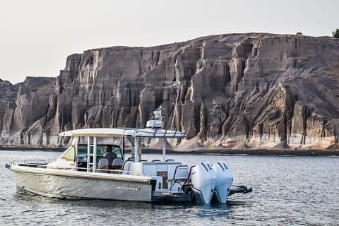 Private Axopar 37 Motoryacht-Kreuzfahrt in Santorini mit Snack und Getränk