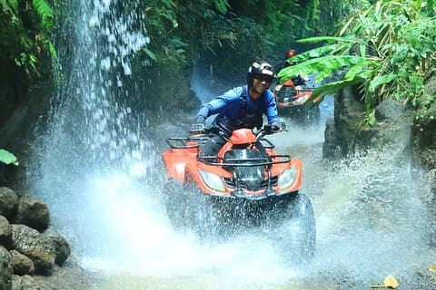 ウブド ATV クワッドバイクで川、ジャングル、滝、田んぼを巡る