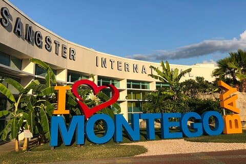 Traslado privado del aeropuerto de Montego Bay Sangster a hoteles de Negril