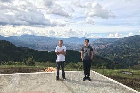 Pablo og Comuna 13 med katedral