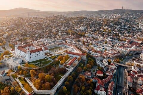Privater Tagesausflug von Budapest nach Györ, Bratislava und zurück
