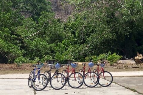 グレイシーロックバイクカヌーと洞窟プライベートアドベンチャーを探索
