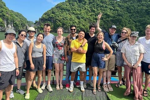 Descubra la bahía de Lan Ha desde Cat Ba: tour en barco de 1 día con playa y cueva