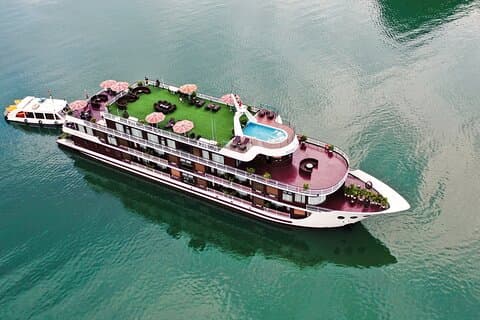 3 - Jour 5 - Croisière en étoiles : Explorez la baie de Lan Ha et le village de Viet Hai
