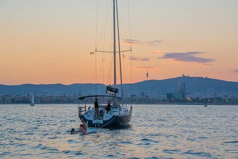 Privat sjösegelbåtstur i Barcelona upp till 11 personer