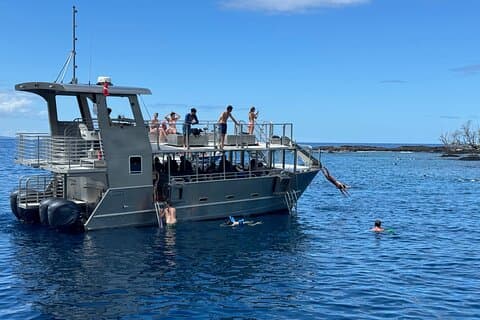 Big Island: Capitan Cook fa snorkeling su un catamarano a motore con pranzo